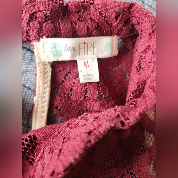 Mock-neck lace top - Picture 7 of 15